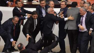 نمایندگان ترکیه در صحن علنی پارلمان درگیر شدند